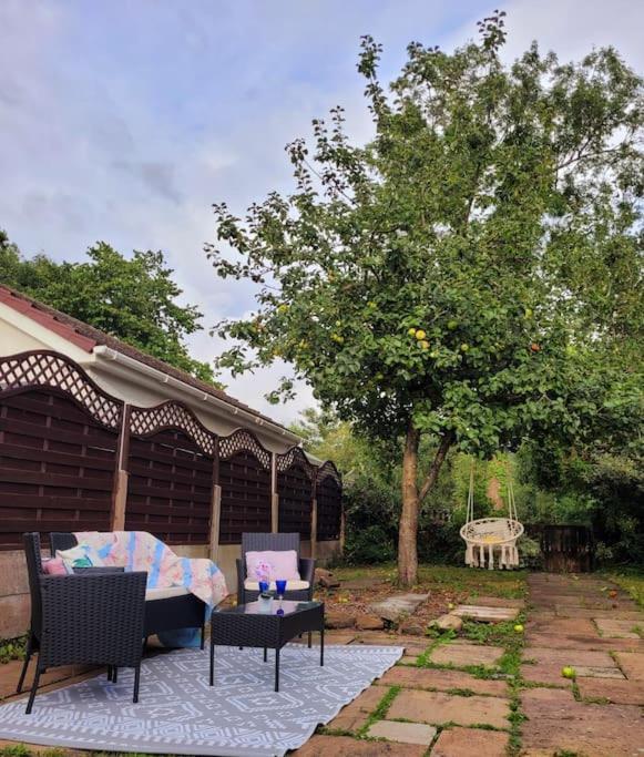 Riverside Bungalow - Direct River Access! Ystradgynlais Kültér fotó